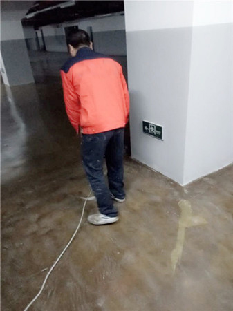 打磨吸尘地表面